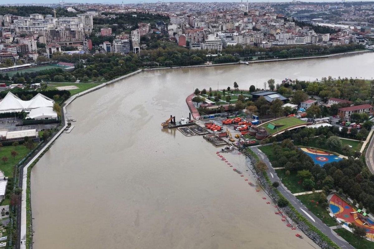 İstanbul'da sel suları Haliç'i kahverengiye çevirdi, değişim havadan görüntülendi