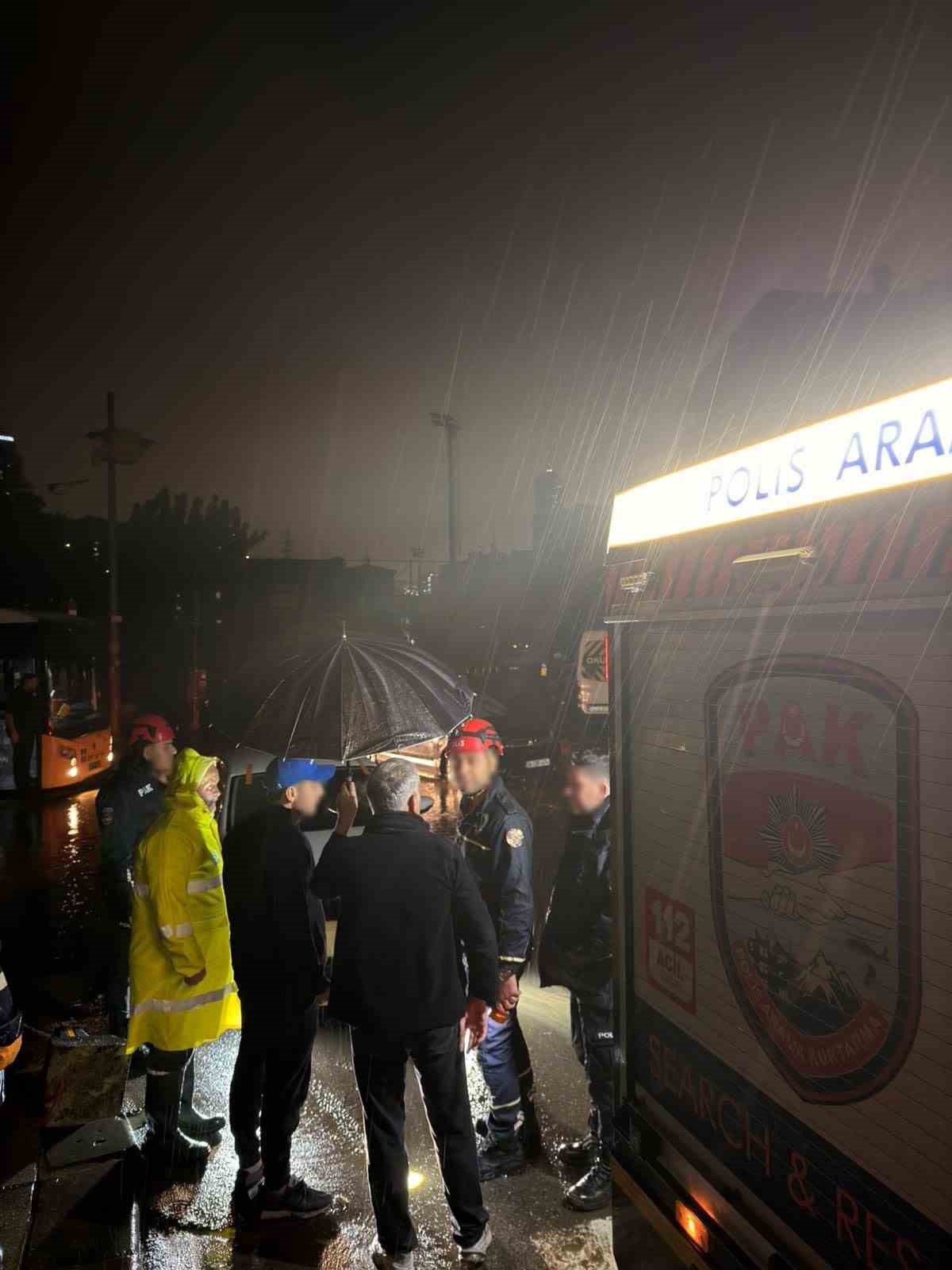 İstanbul'da yağış nedeniyle yollarda mahsur kalanlara PAK ekipleri yardım ediyor