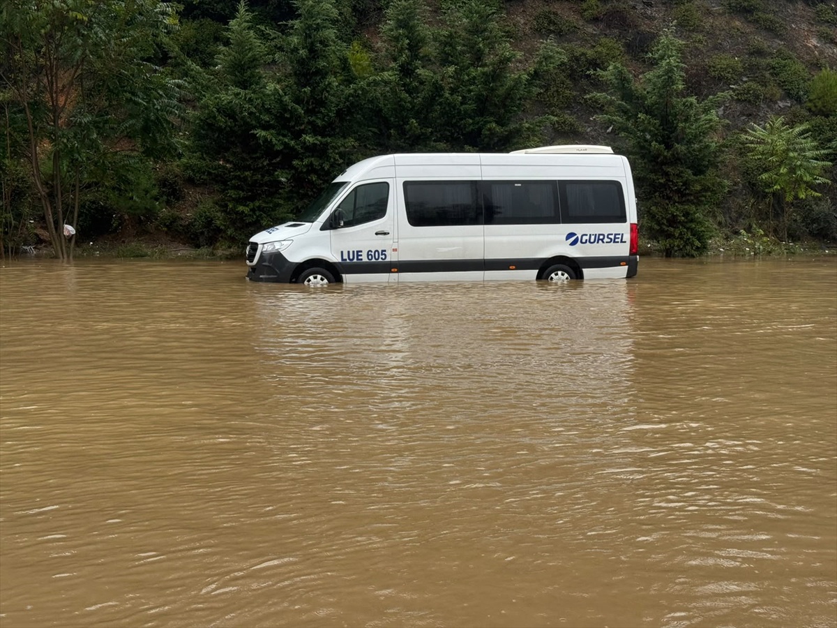 İstanbul'da yağış sürerken Sarıyer'de fabrikada mahsur kalan işçiler kurtarıldı