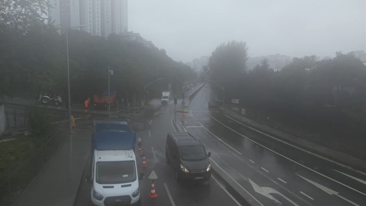 İstanbul Eyüpsultan'da sağanak sonrası yollar onarılıyor, bazı araçlar çekiliyor