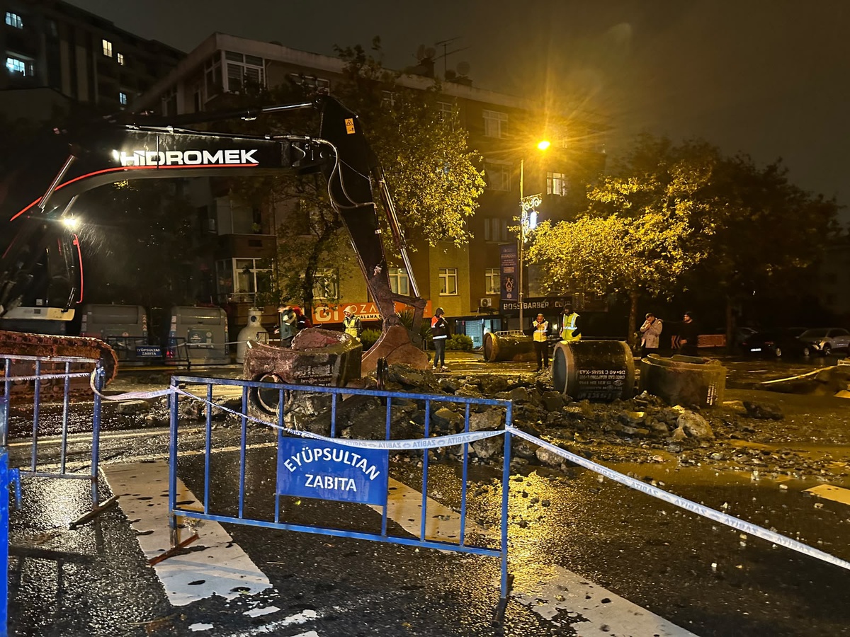 İstanbul Eyüpsultan'da yağışta çöken yolda ekipler güvenlik önlemi aldı