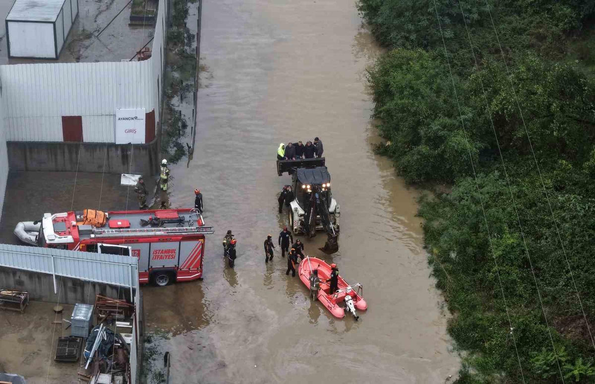 İstanbul Kağıthane Cendere'de selde mahsur kalanlar bot ve iş makinesiyle kurtarıldı