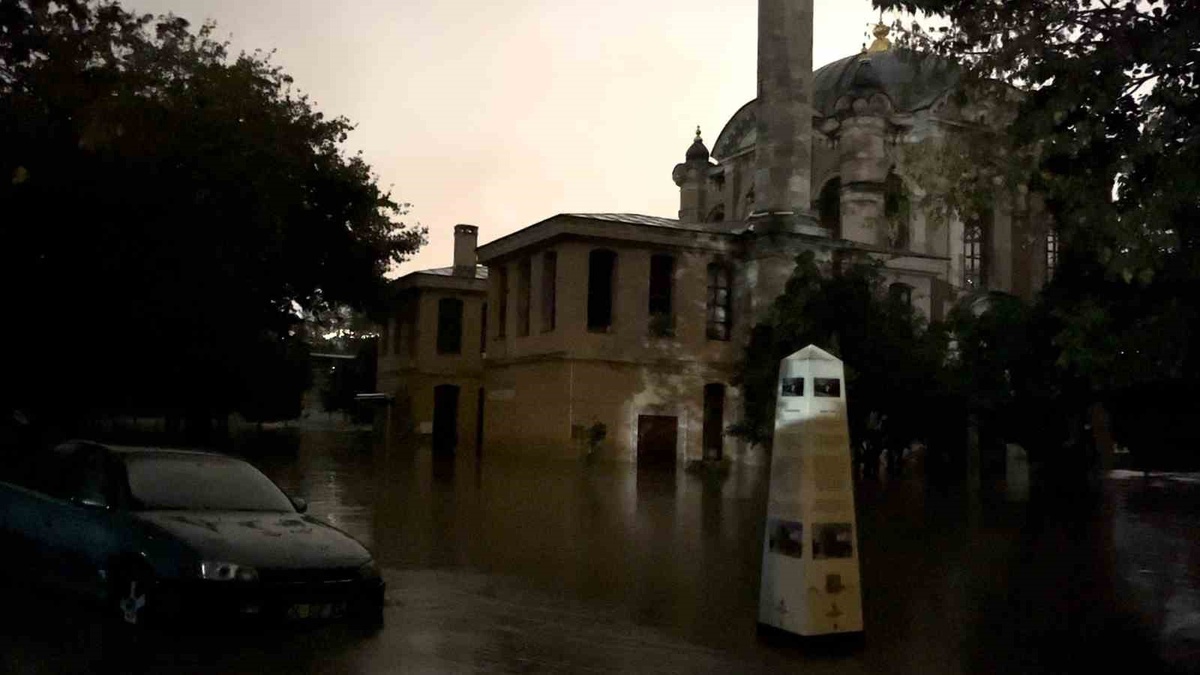 İstanbul Kağıthane'de dere taştı, Sadabad Camisi ve Sedef Atölyesi'ni su bastı