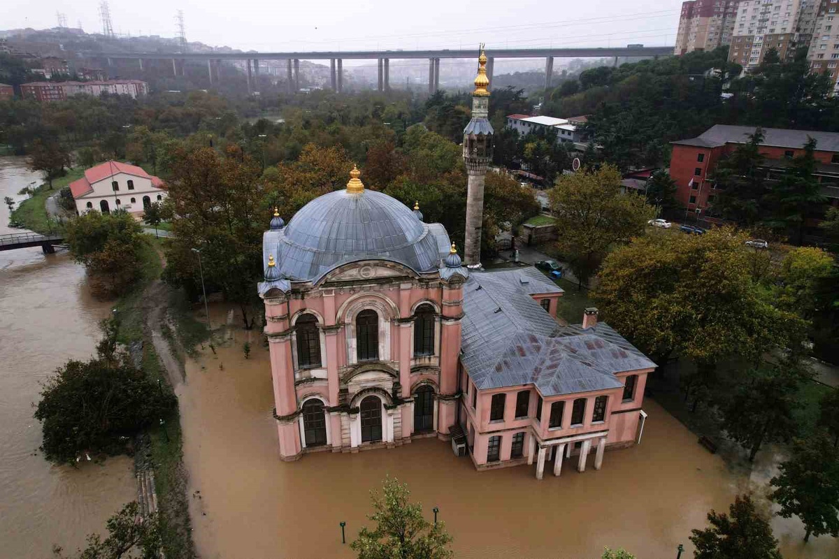 İstanbul Kağıthane'de yağış sonrası Sadabad Camii ve Sedef Atölyesi'ni su bastı