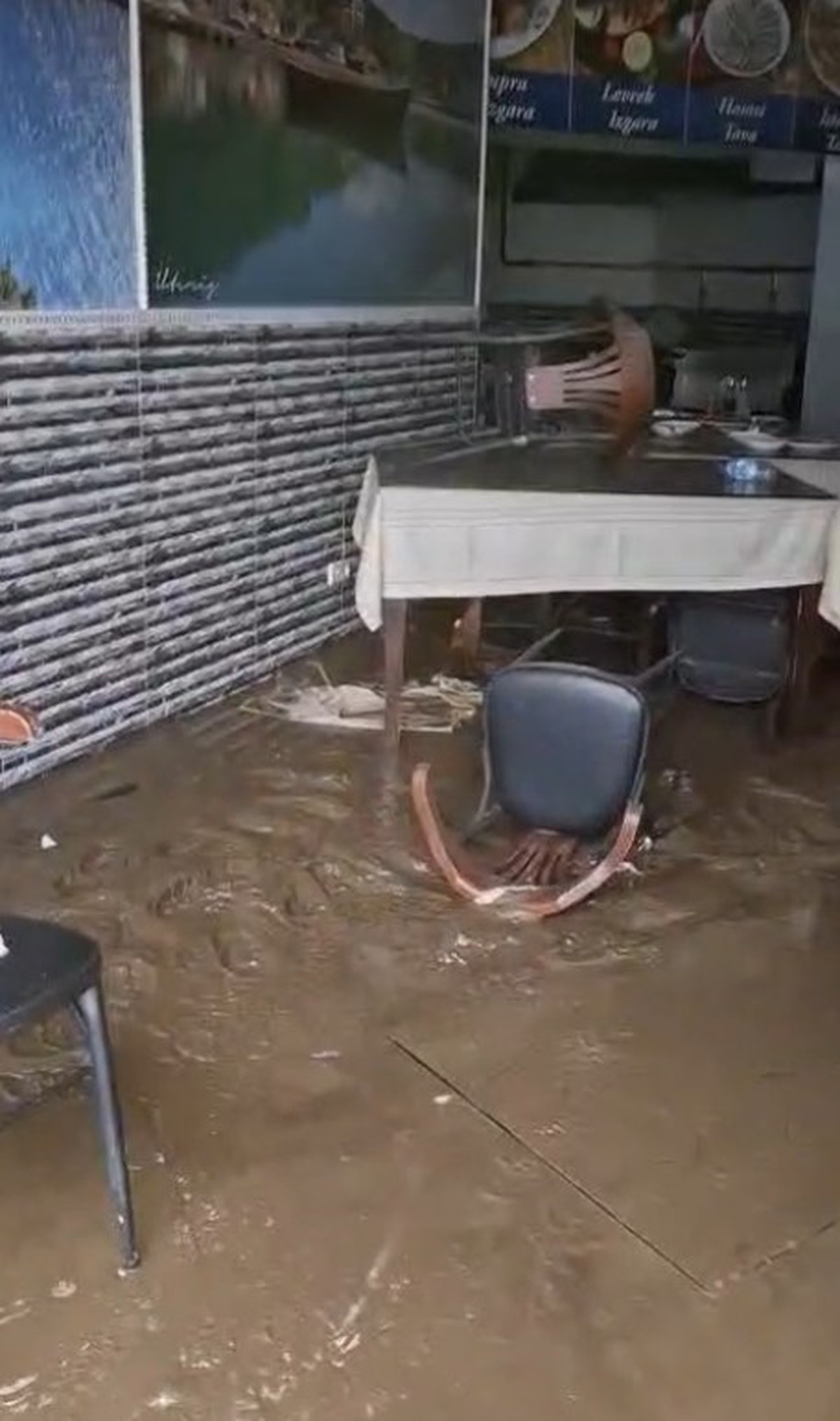 İstanbul Sarıyer Ayazağa'da sağanak balıkçı dükkanını su bastı, maddi hasar oluştu