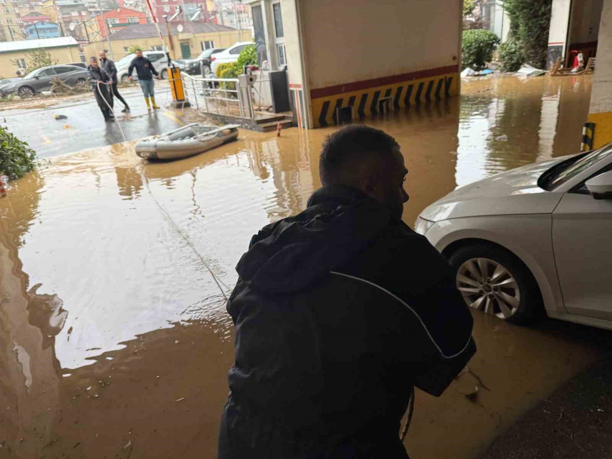 İstanbul Sarıyer Ayazağa'da şiddetli yağışta otoparkta mahsur kalanlar botlarla çıktı