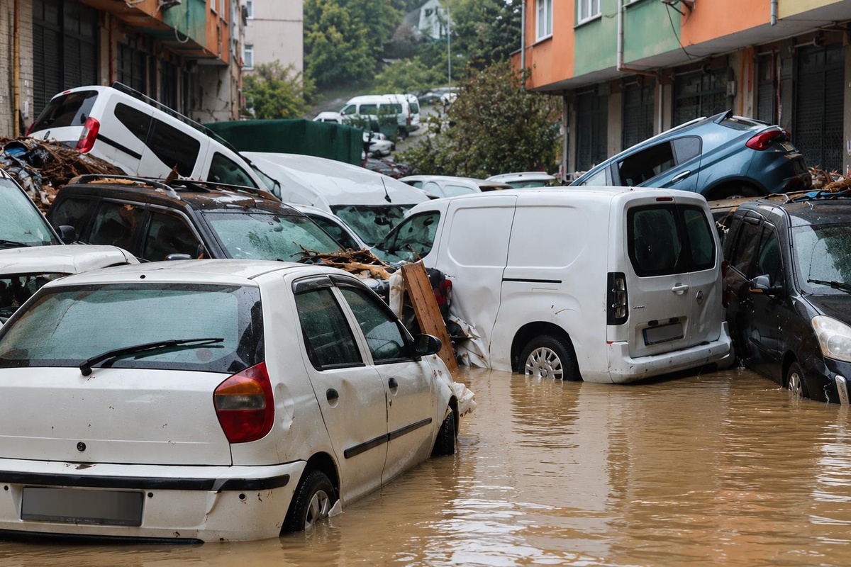İstanbul'da felaketin fotoğrafı! Araçlar üst üste yığıldı