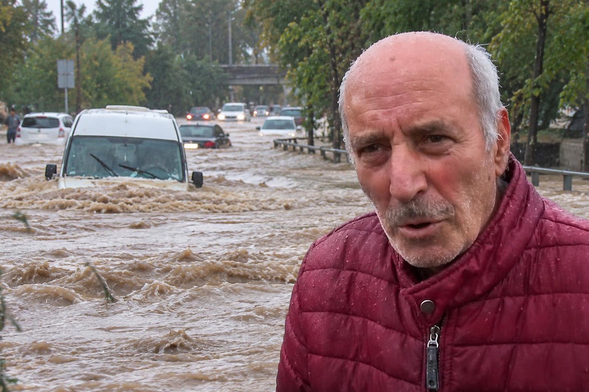 İstanbul'daki selde mucize kurtuluş! Araçtan atlayıp ağaçlara tutundu