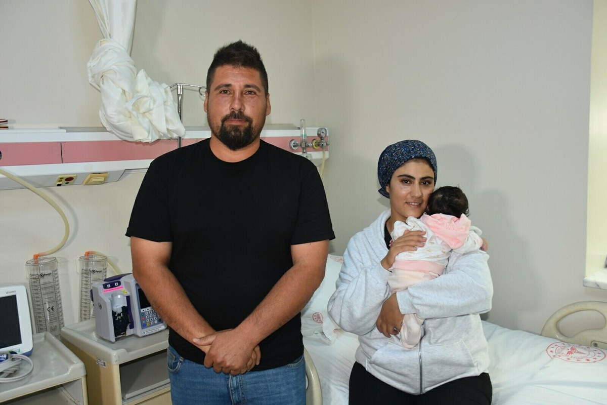İzmir'de kalp ameliyatı geçiren Alya bebek, 41 gün sonra annesinin kucağına verildi
