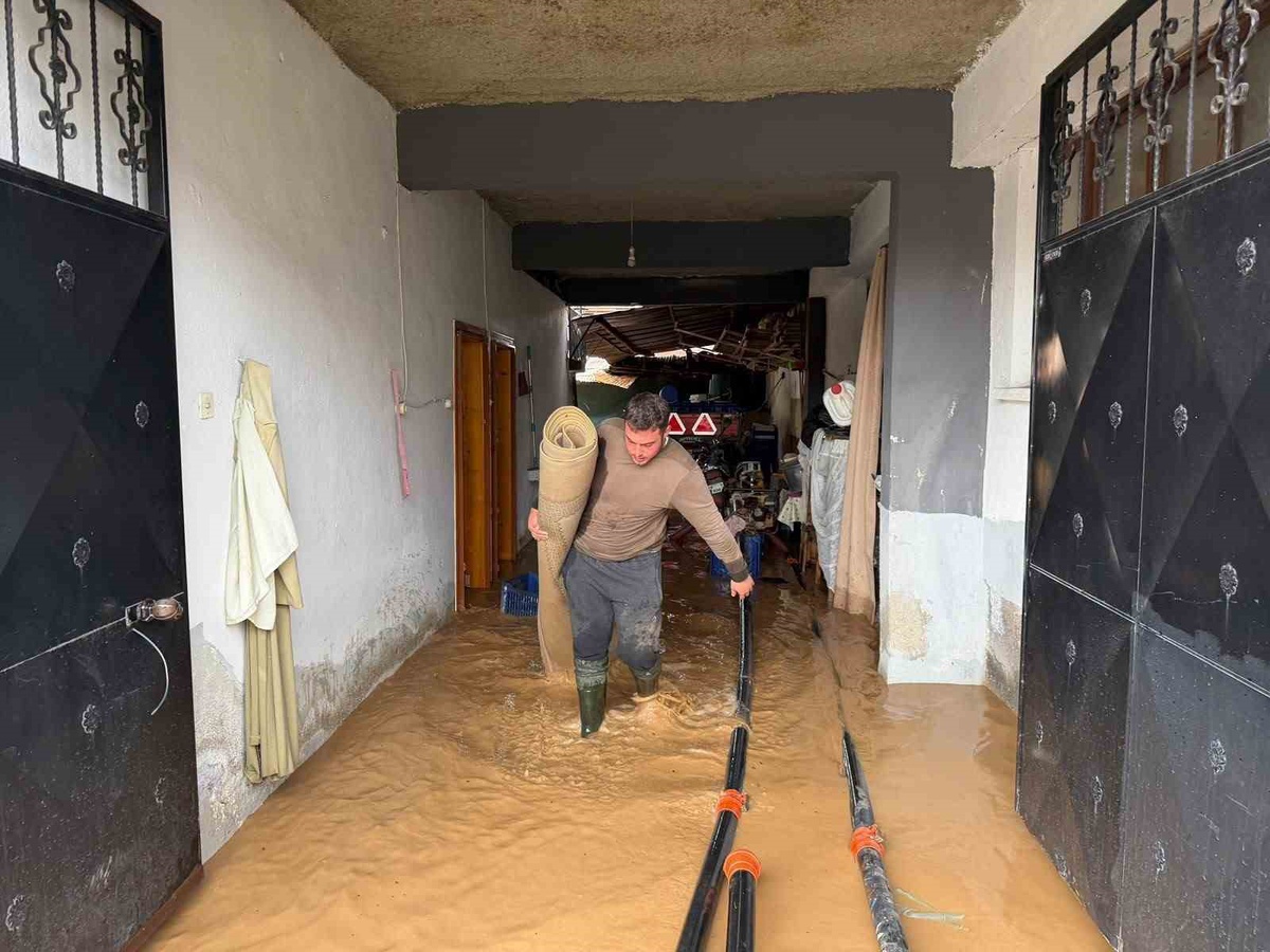 İznik'te taşan Kara Dere, Çakırca Mahallesi'nde evleri su altında bıraktı