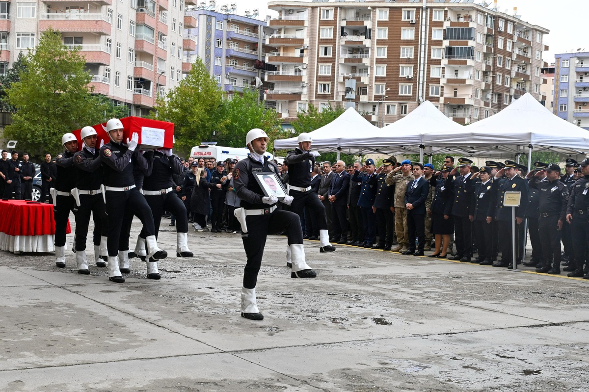 Kalp kriziyle hayatını kaybeden polis memuru Abdulkadir Bulut Diyarbakır'da uğurlandı