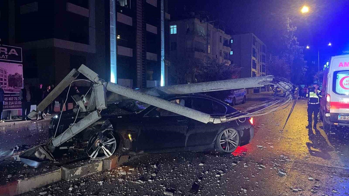 Karaman'da kontrolden çıkan otomobil beton direğe çarptı, 2 kişi yaralandı.