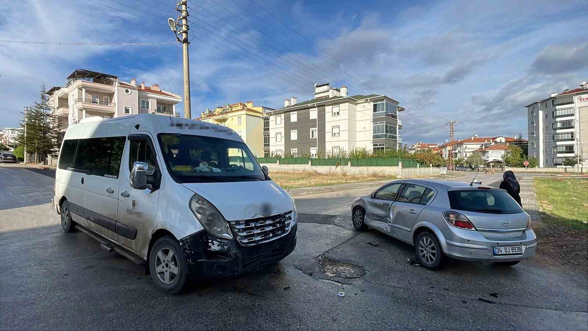 Karaman'da okul servisiyle çarpışan otomobilin sürücüsü yaralandı