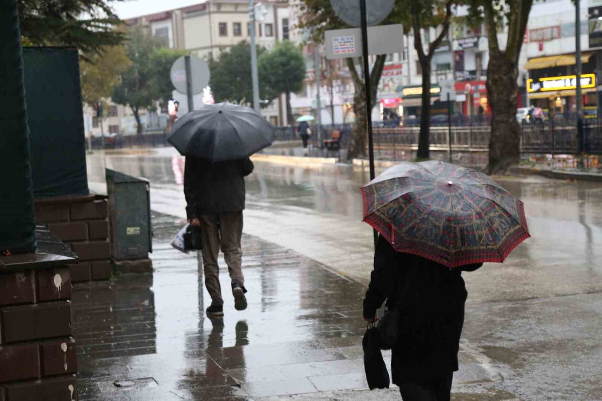 Kastamonu'da sarı kodlu sağanak sürecek, kıyı ilçelerinde çok kuvvetli yağış bekleniyor