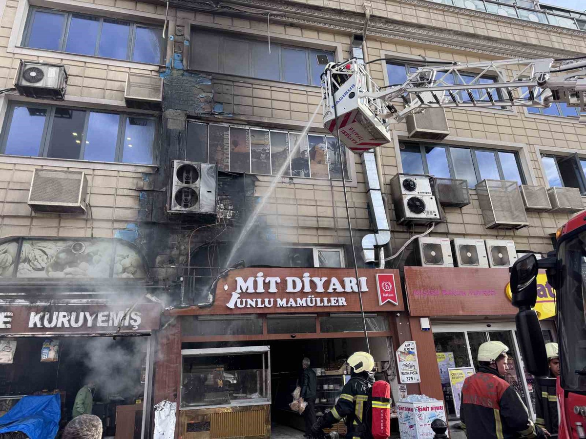 Kayseri Melikgazi’de unlu mamul satan işyerinde çıkan yangın yandaki dükkana sıçradı