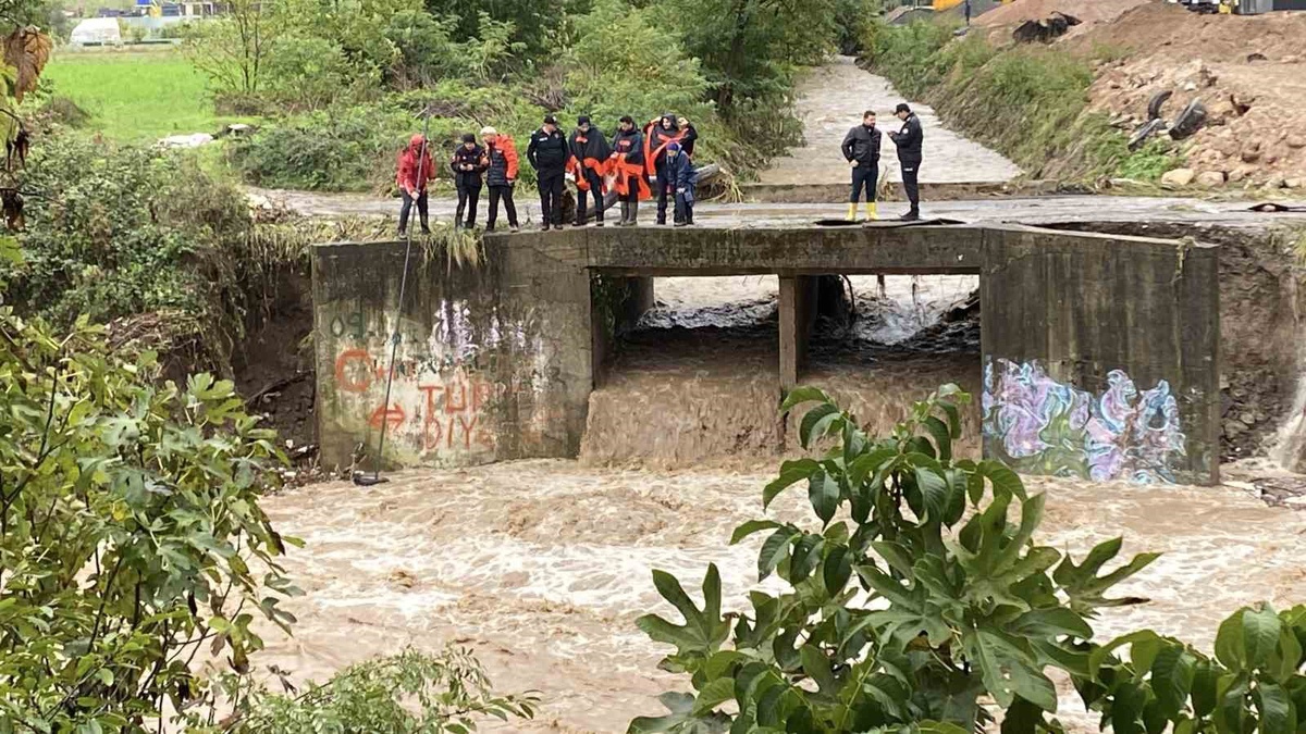 Kocaeli’de sağanak sonrası Kiraz Çayı’na araç düştü, 1 kişi kayıp