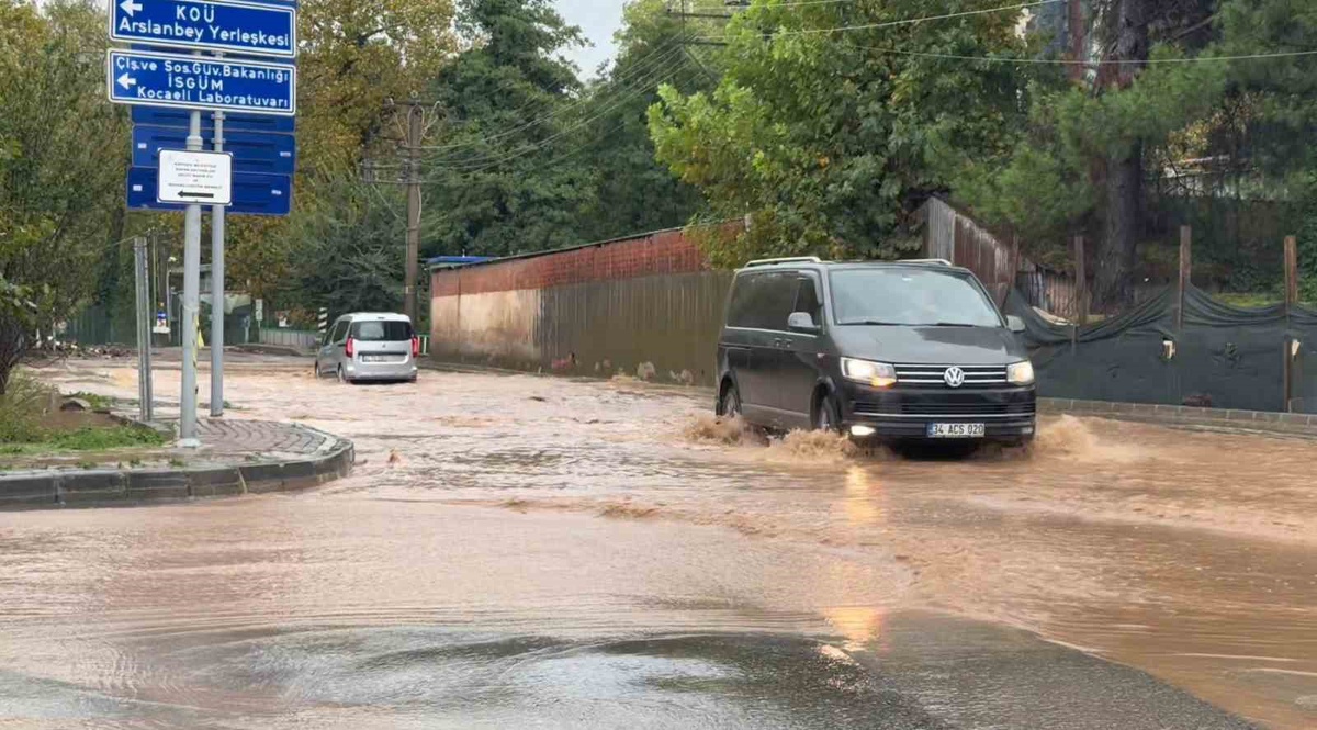 Kocaeli Başiskele'de sağanak ev, depo ve seraları su bastı, araçlar mahsur kaldı