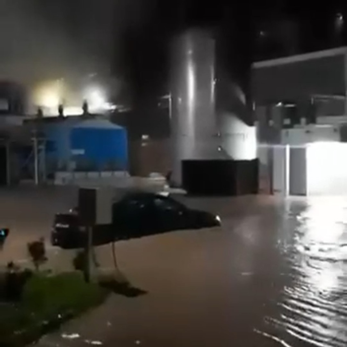 Kocaeli Başiskele'de sağanak, Hayat Kimya ve Özka Lastik tesislerini suya boğdu