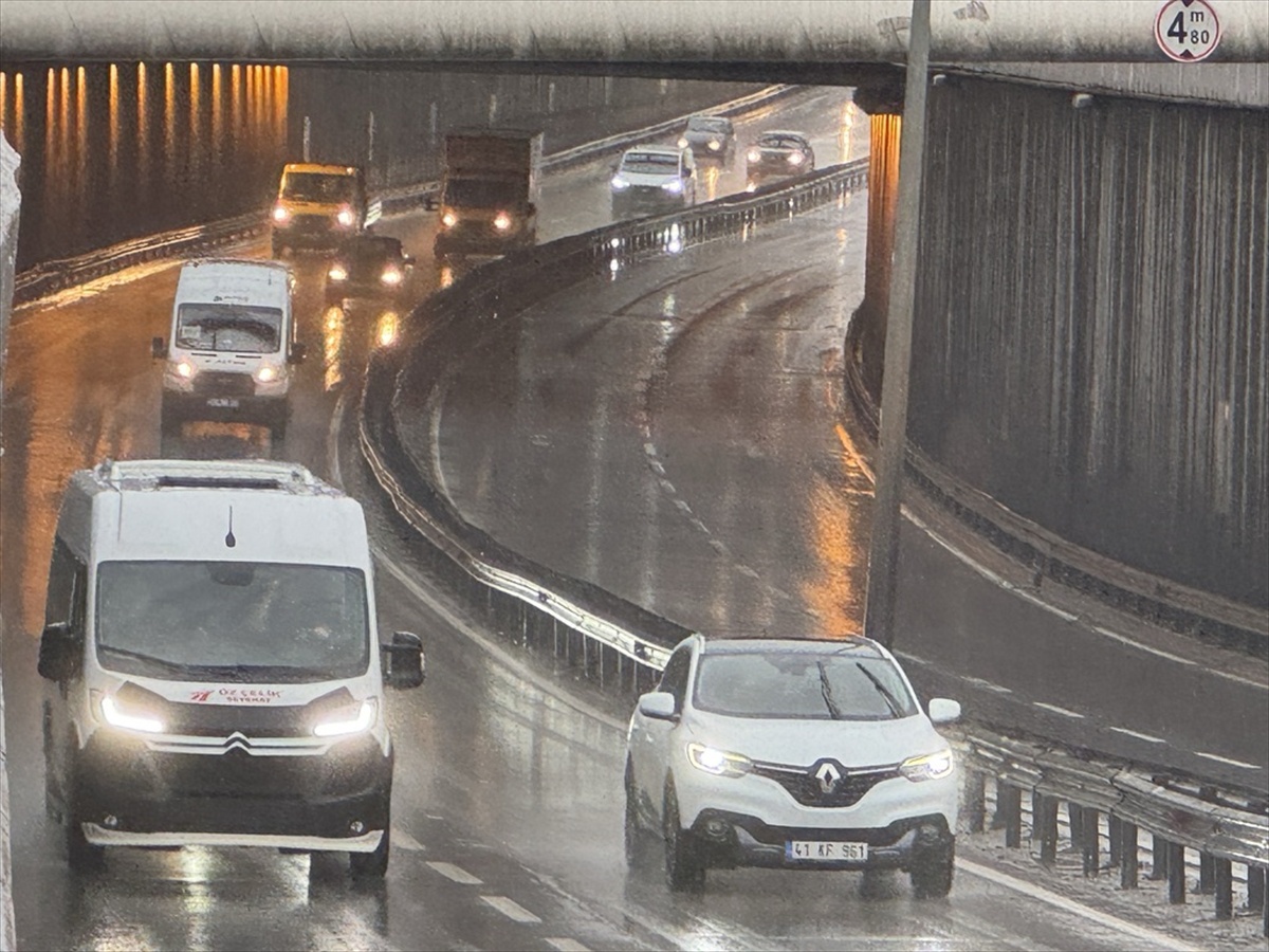 Kocaeli'de su dolan D-130'daki Seymen alt geçidi tahliye sonrası ulaşıma açıldı