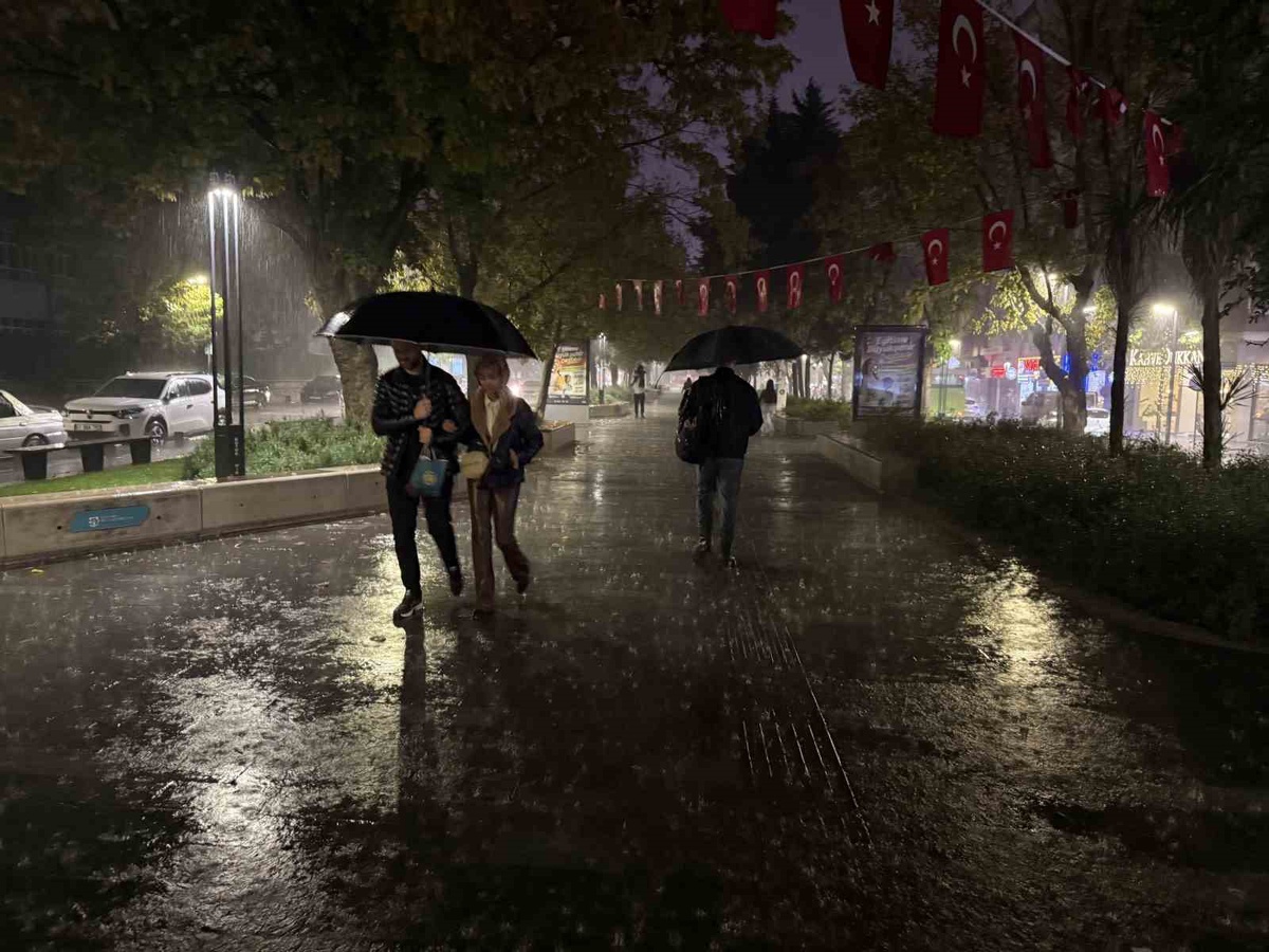 Kocaeli'de turuncu kodlu uyarıyla akşam sağanak etkili oldu, sokaklar boş kaldı
