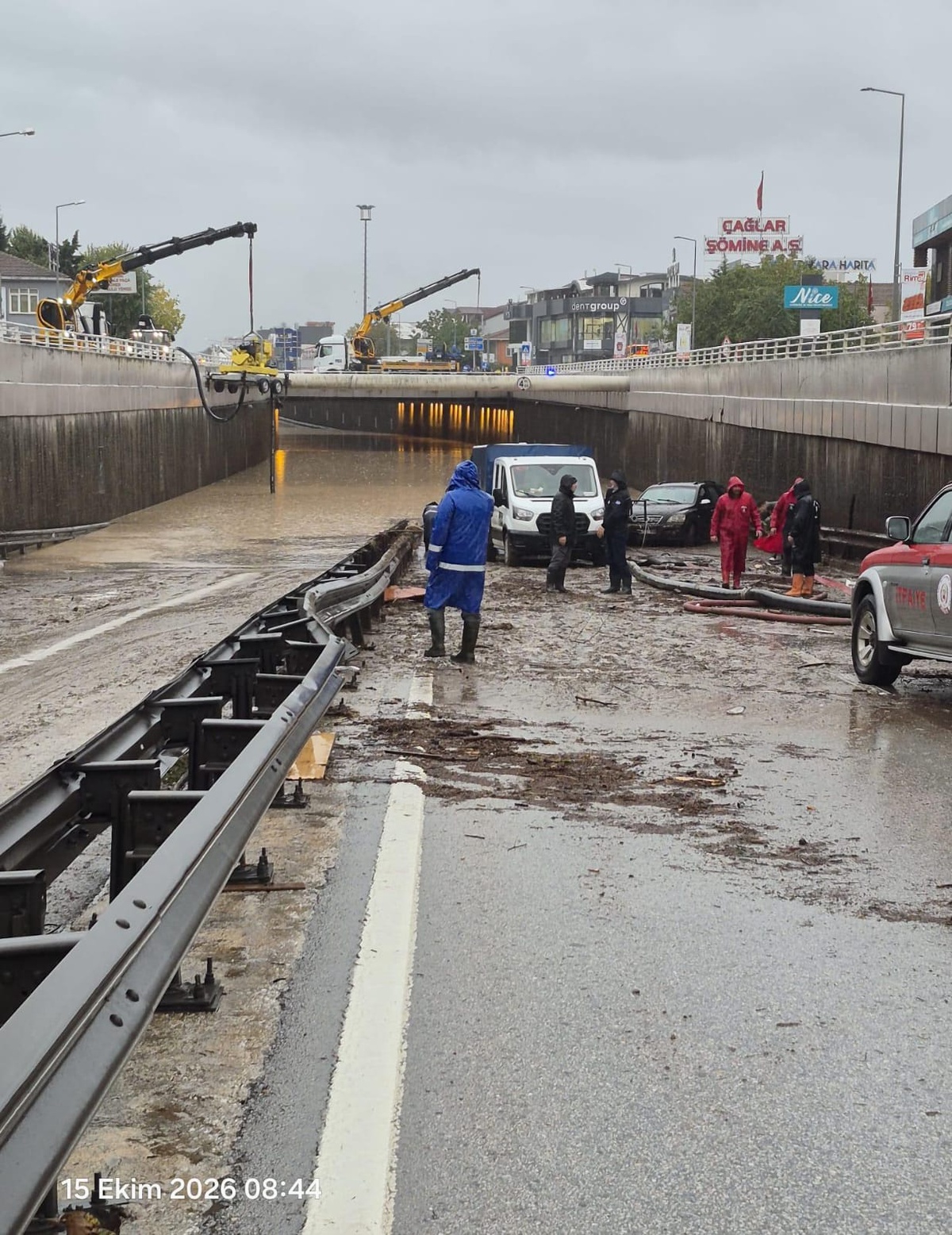 Kocaeli Gölcük'te sağanak alt geçitleri doldurdu, Hasaneyn'de yola kaya düştü