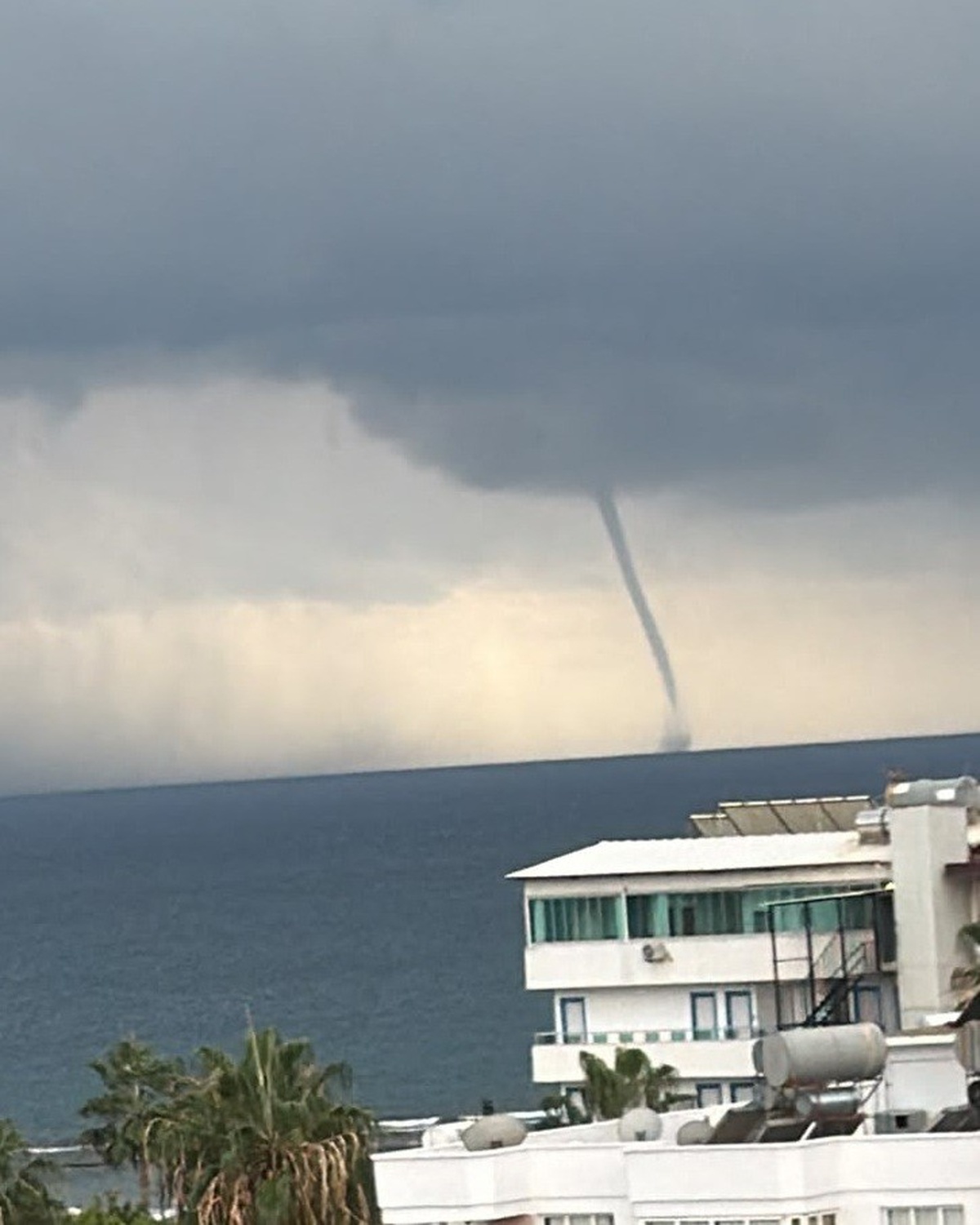 Mersin'de sağanak sürerken Erdemli-Silifke arasında peş peşe 3 hortum görüldü