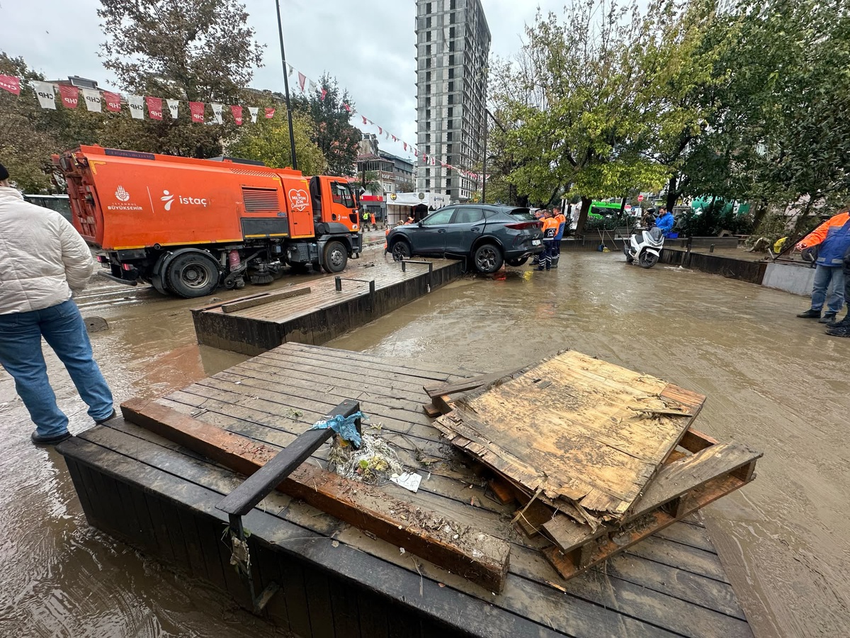 Meteoroloji, İstanbul Avrupa Yakası'na yarın sabah kuvvetli yağış uyarısı yayınladı