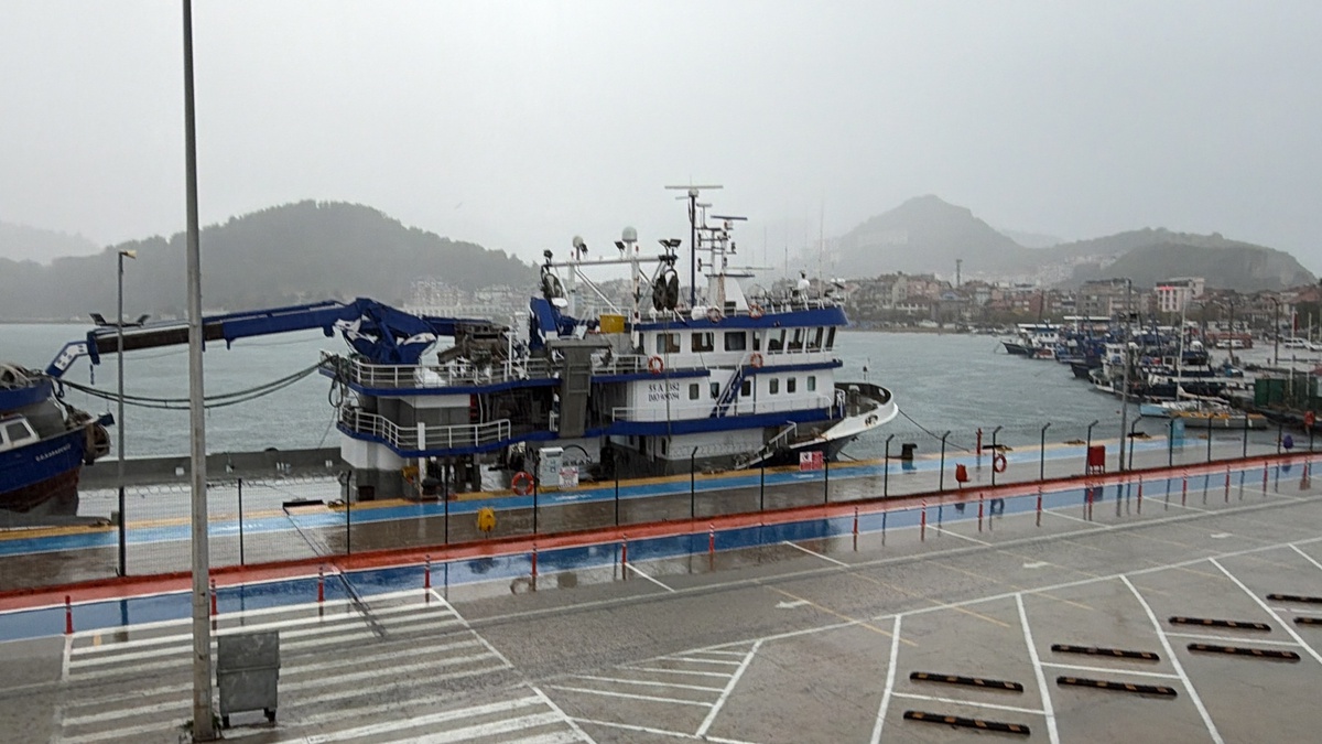 Meteoroloji'nin sarı kodlu uyarısı sonrası Bartın Amasra'da tekneler denize açılamadı