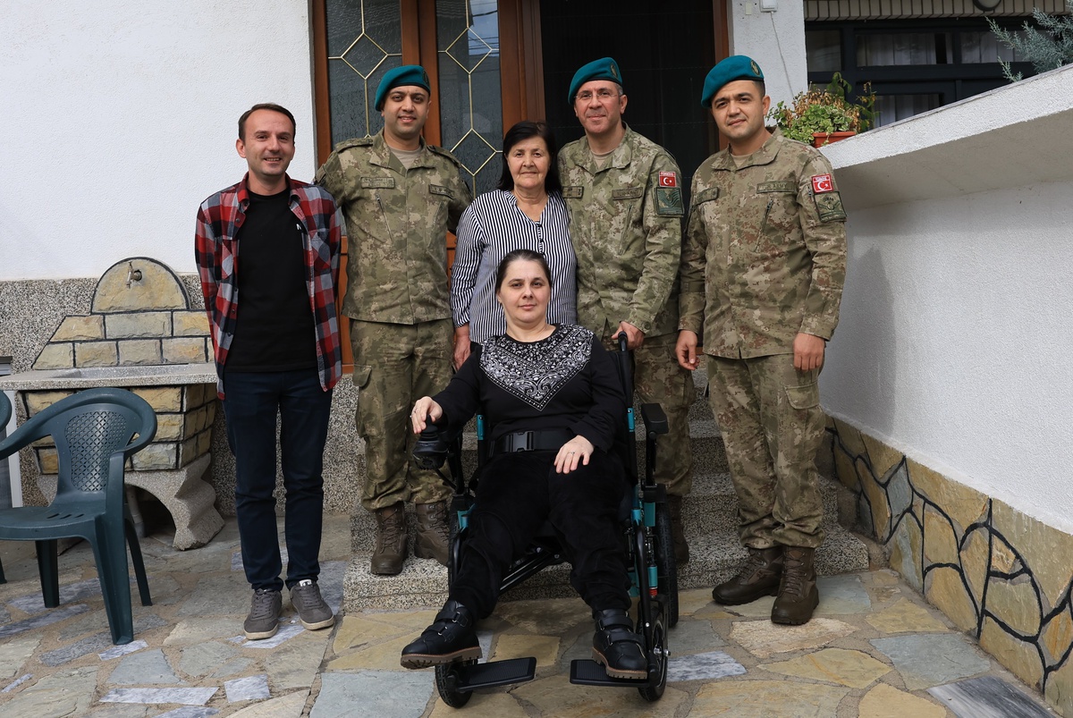 MSB, Kosova'da özel gereksinimli bireye akülü tekerlekli sandalye verildiğini duyurdu