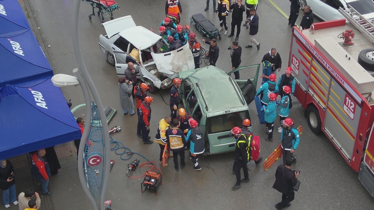 Muş'ta düzenlenen trafik kazası tatbikatında 20 araç ve 100 personel görev aldı
