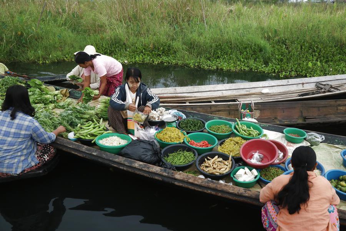 Myanmar'ın Inle Gölü'ndeki yüzen pazar yerel halk ve turistlerden yoğun ilgi görüyor