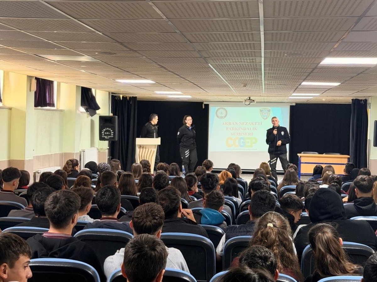 Niğde'de polis, lise öğrencilerine güvenli internet ve KADES'i anlattı