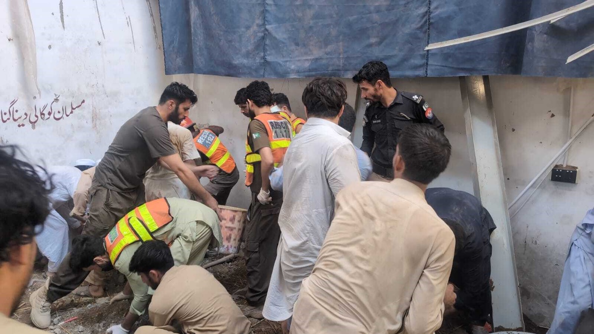 Pakistan'da okulun çatısı çöktü! 28'i çocuk 29 kişi hayatını kaybetti