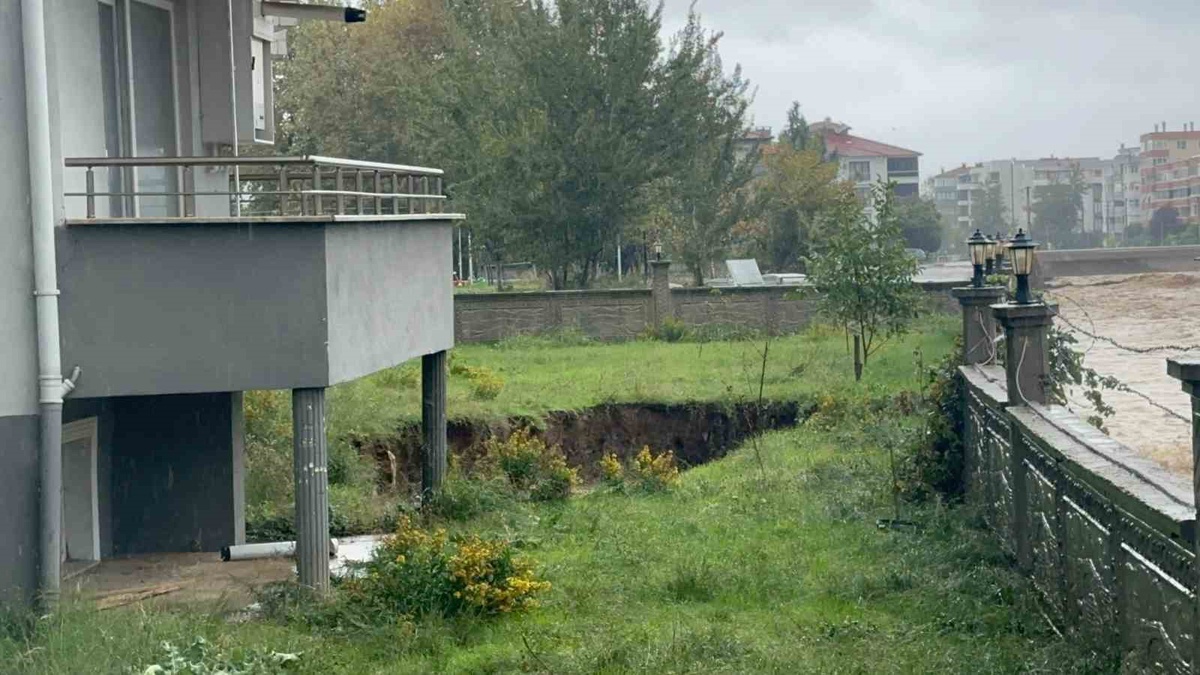 Sağanak sonrası Yalova Çınarcık'ta bahçede toprak çöktü, 20 kişi tahliye edildi