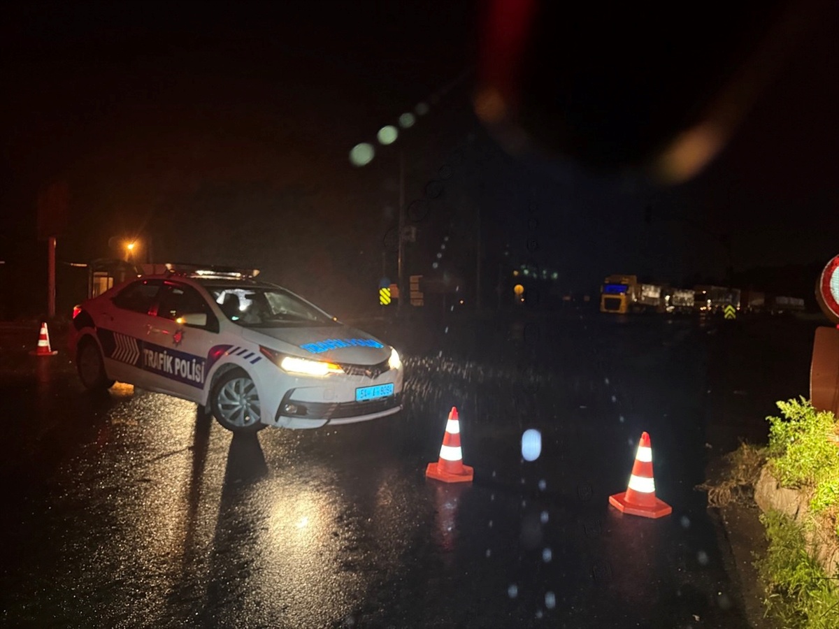 Sakarya'da sağanak bazı yolları kapattı, Karapürçek'te 48 kişi tahliye edildi