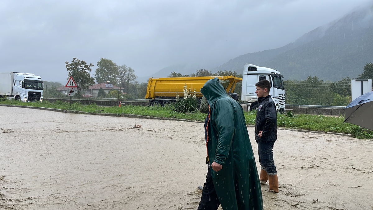 Sakarya Geyve'de sağanak, D-650 kara yolunda ulaşımı aksattı