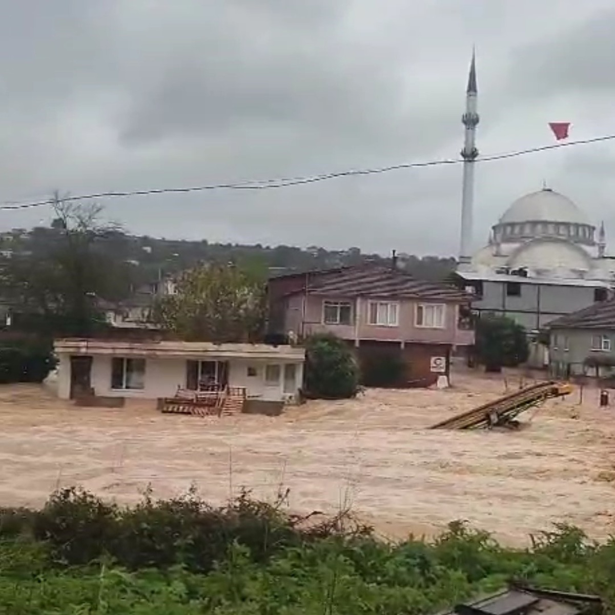 Sakarya Karasu'da sel suları yeniden yükseldi, giriş katları sular altında kaldı