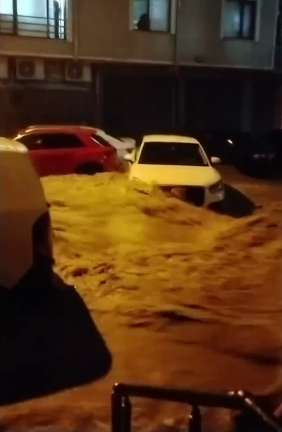 Sakarya Karasu'da şiddetli sağanak sonrası sel park halindeki araçları sürükledi