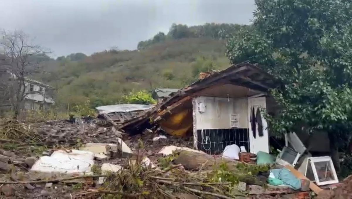 Sakarya Karasu Karanlıkdere'de sel suları bir evi yıktı, 3 ev hasar gördü