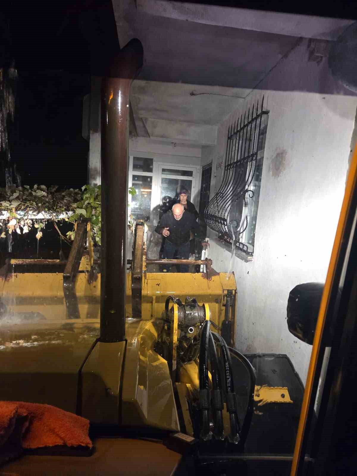 Sakarya Kaynarca'da selde mahsur kalan yaşlı çift kurtarıldı, 30 koyun tahliye edildi