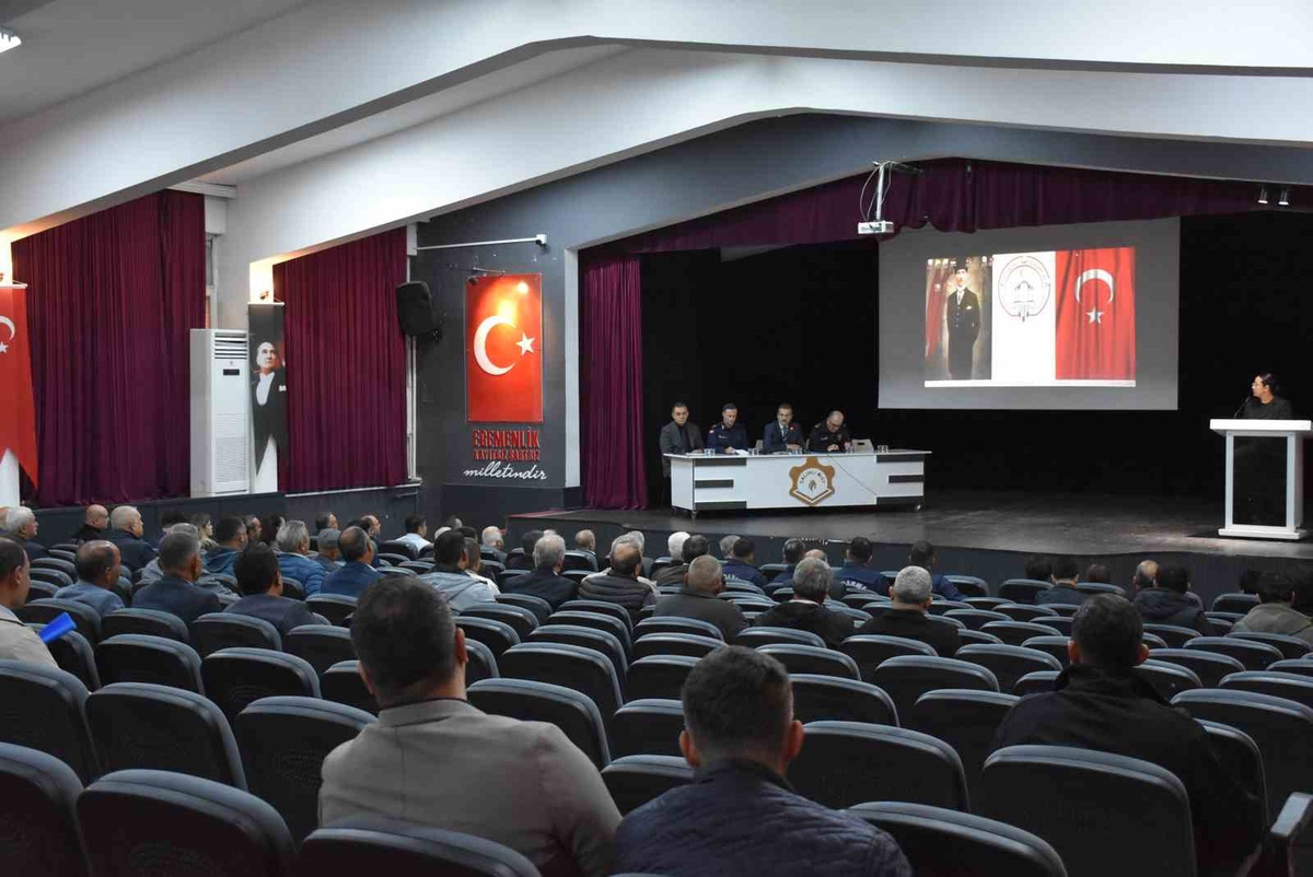 Salihli'de muhtarlar toplantısında mevsimlik tarım işçilerinin ihtiyaçları görüşüldü