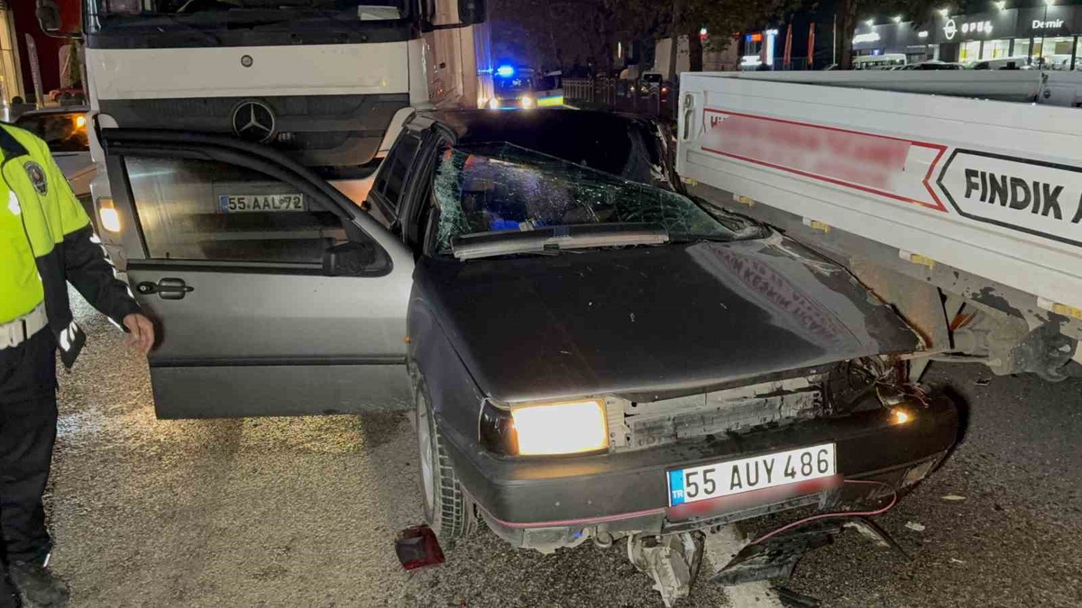 Samsun Tekkeköy'de 4 araçlı zincirleme kazada kadın sürücü ve oğlu yaralandı