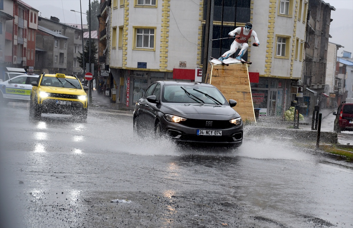 Sarıkamış'ta sağanak, Cumhuriyet Mahallesi'nde bina önlerinde gölet oluşturdu