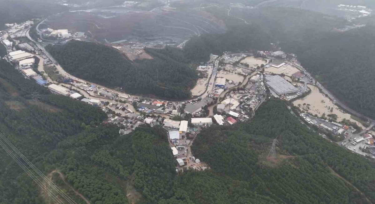 Sarıyer Ayazağa'da sele kapılan araçlar sürüklendi, vatandaşlar kurtarıldı