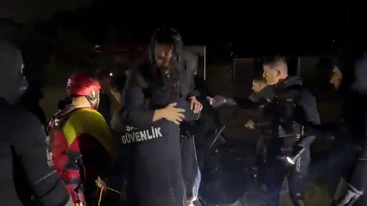 Sarıyer’de selde mahsur kalan oyuncu Demet Özdemir kurtarıldı