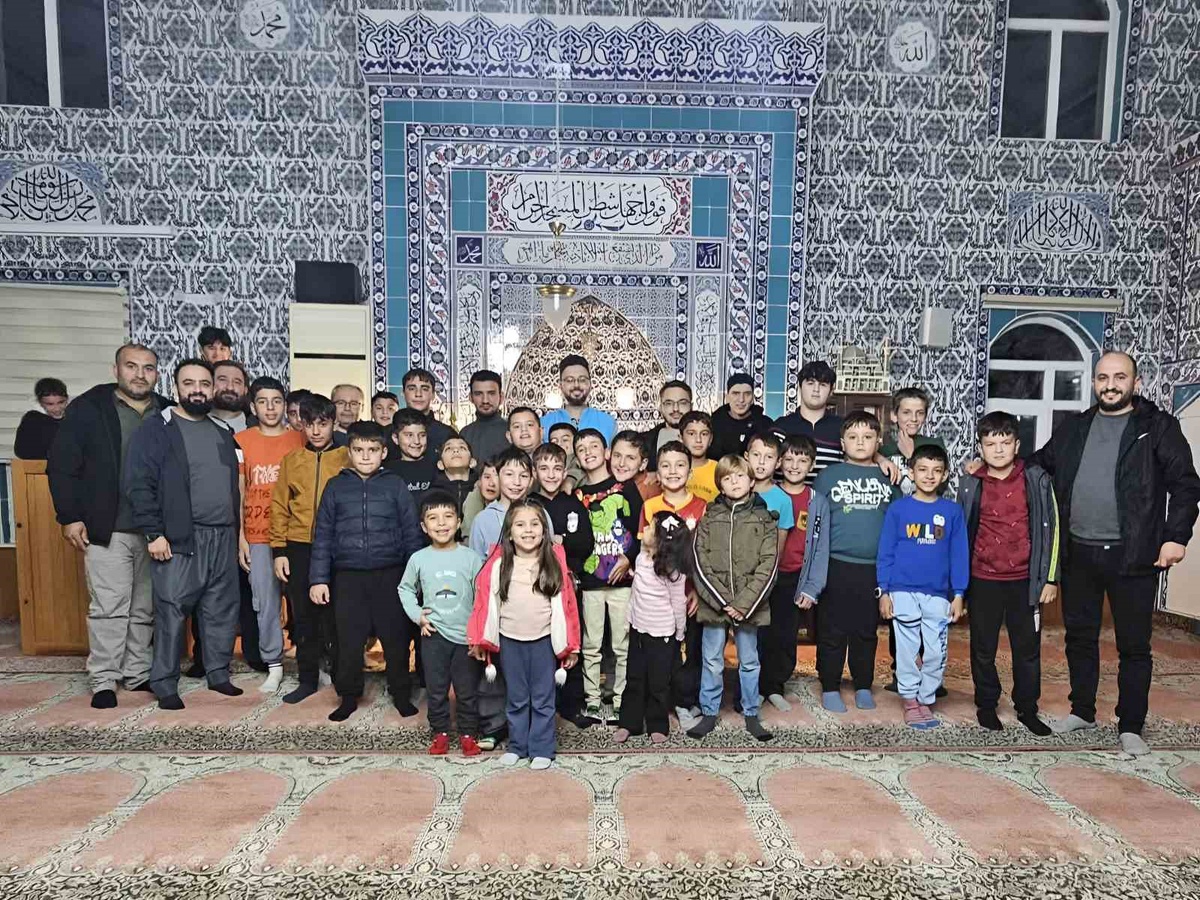 Seyitgazi'de gençler Kırka Kurs Camii'nde Kur'an'ın mucizelerini konuştu