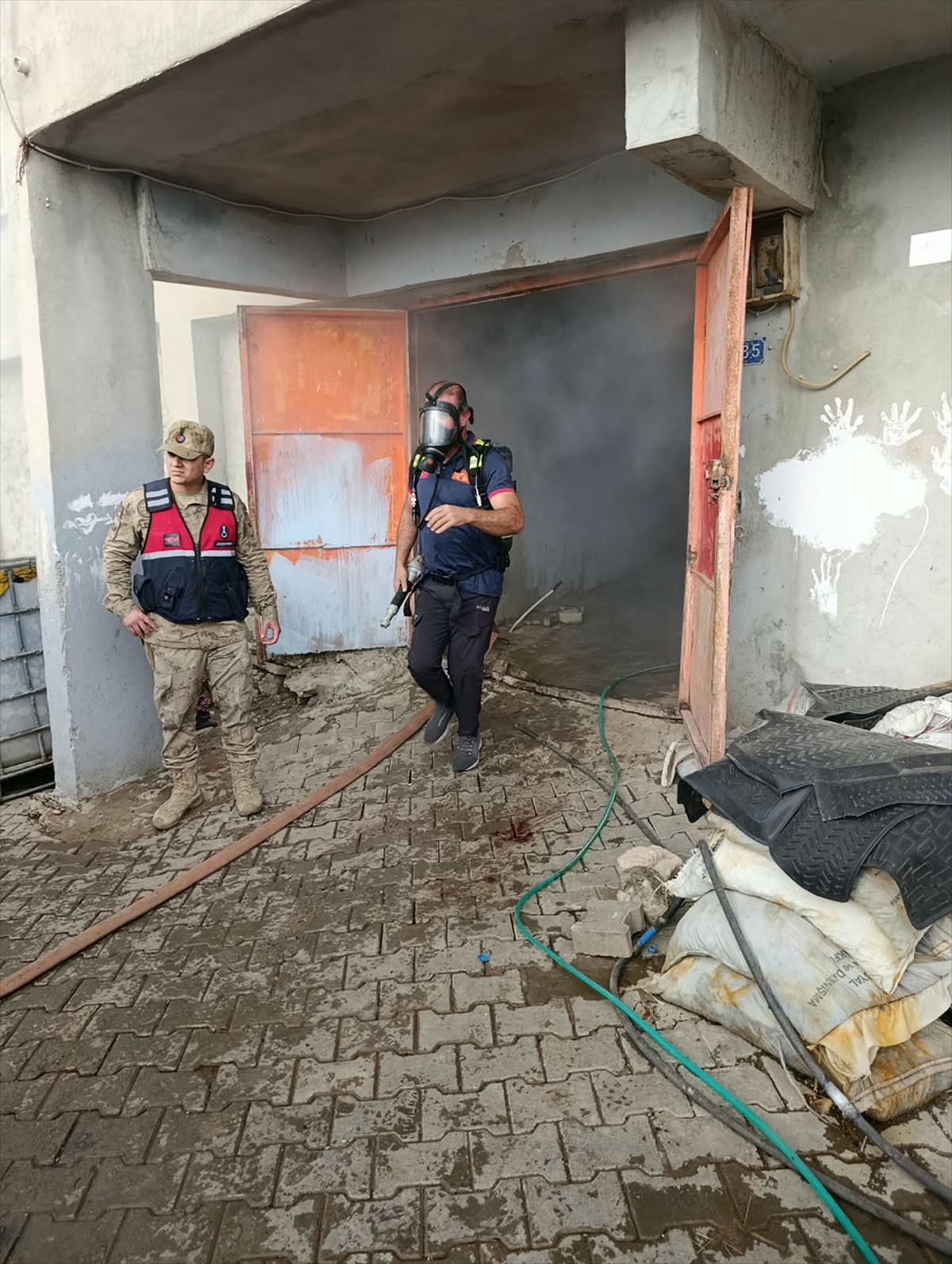 Siirt Kurtalan'da Teylan köyünde evin alt katındaki odunluk yangını söndürüldü