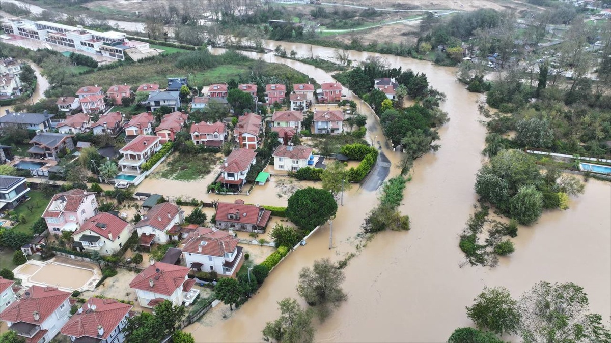 Şile'de Türknil Nehri taştı, Beykoz'da Riva Deresi tarlaları su altında bıraktı