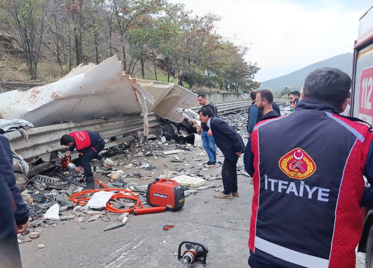 Sinop Boyabat'ta balık taşıyan kamyon devrildi, 1 kişi öldü.