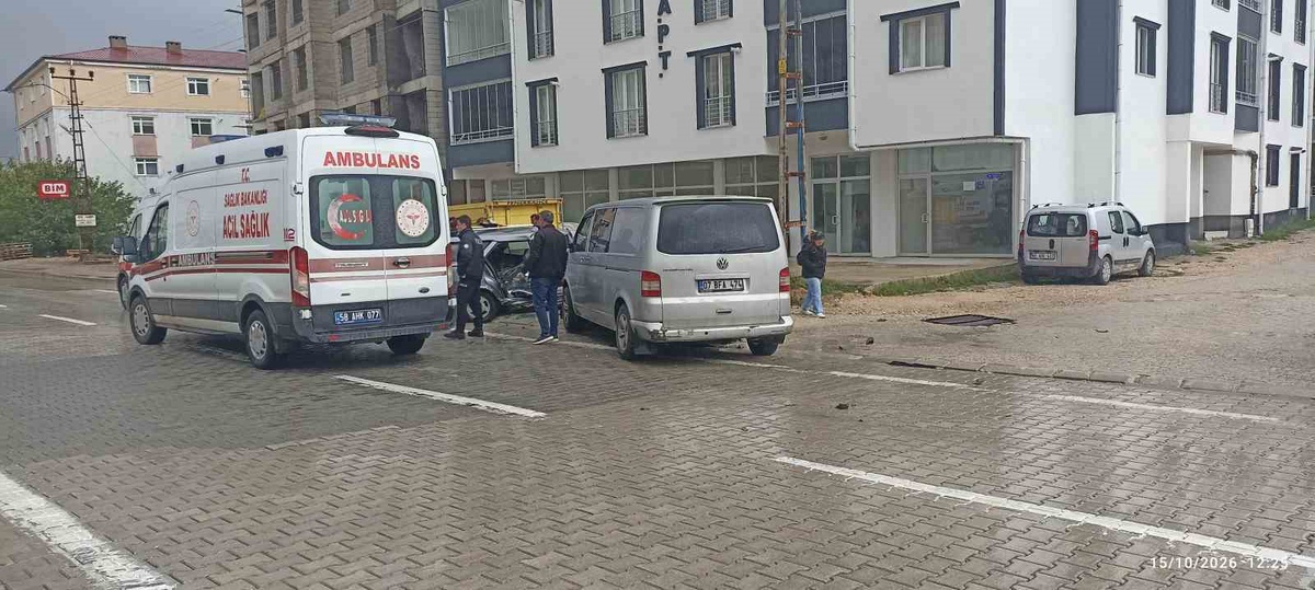 Sivas Gürün'de otomobil ile minibüs çarpıştı, 4 kişi yaralandı